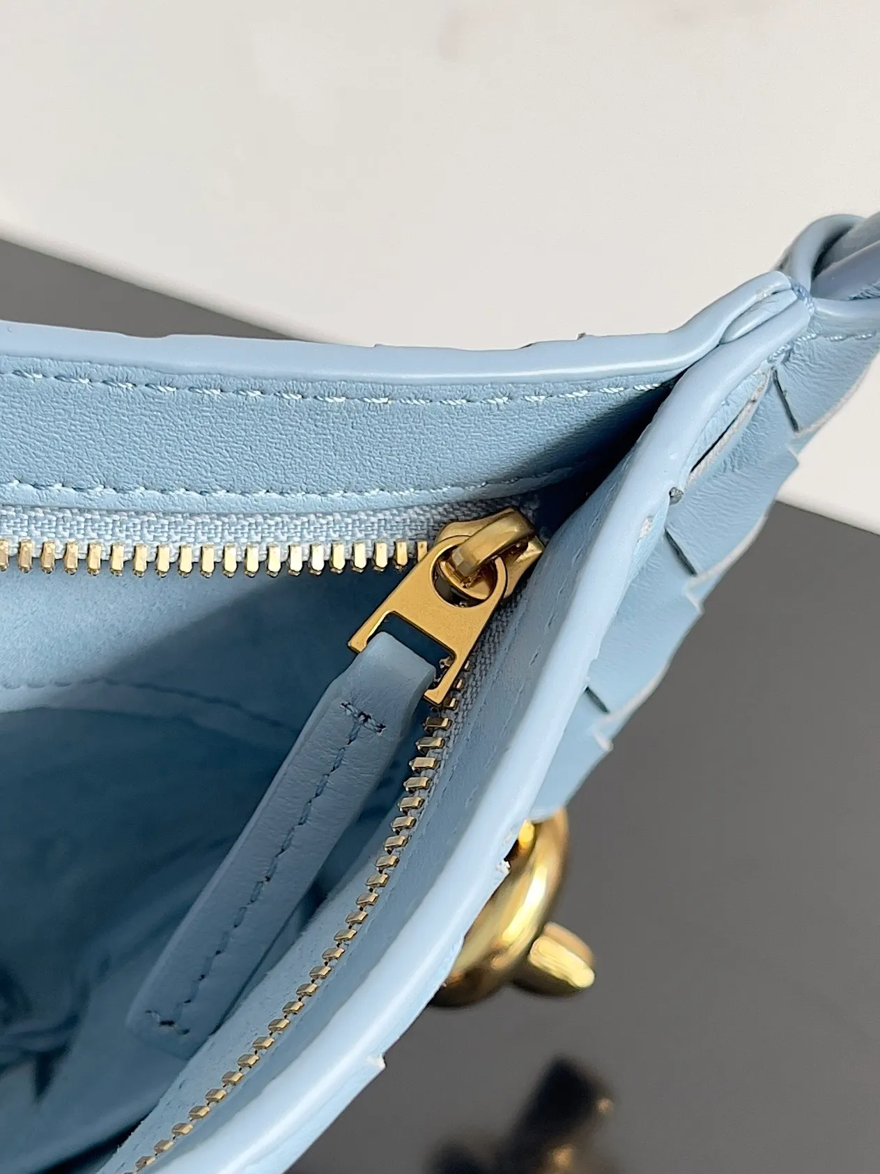 Batch 1660 BVMini Solstce's latest armpit bag, with a relaxed feel in summer. It's really cute. Knot metal knots are decorated on both sides to add interest. BV's recent soul elements are not found in every bag. Compared with the other two sizes, this mini is more elegant and refined. Niche personality 🉑Salt🉑Sweet Style number: 796378 Size: 28*18*depth 5cm
